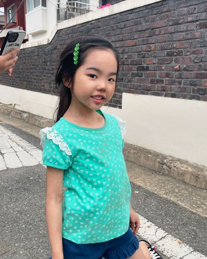 Sang aktris cilik ini kembali didapuk memerankan karakter masa kecil dari Bae Seok Ryu (Jung So Min) dalam Love Next Door. Ia diceritakan kerap mengganggu dan jahil pada teman masa kecilnya Choi Seung Hyo (Jung Hae In) / Foto: instagram.com/5_eun_seo