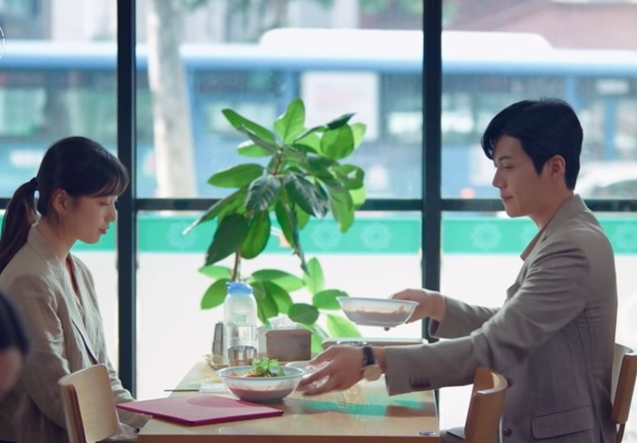 Suzy dan Kim Seon Ho dalam Start Up./Foto: YouTube/Netflix K-Content
