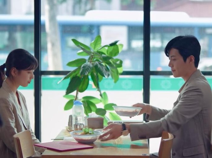 Suzy dan Kim Seon Ho dalam Start Up./Foto: YouTube/Netflix K-Content