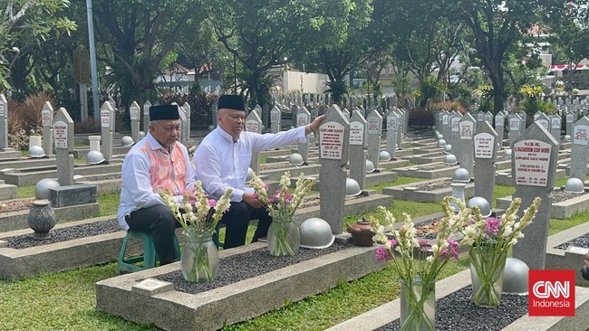 Presiden PKS Ahmad Syaikhu berbareng Ilham Akbar Habibie kunjungan ke makam Presiden ke-3 RI BJ Habibie di Taman Makam Pahlawan (TMP) Kalibata.