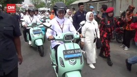 VIDEO: Khofifah-Emil Daftar Ke KPU Jatim Naik Skuter Listrik
