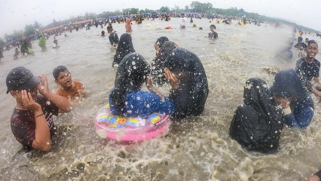 FOTO: Menengok Tradisi Mandi Safar 2024 di Air Hitam Laut Jambi