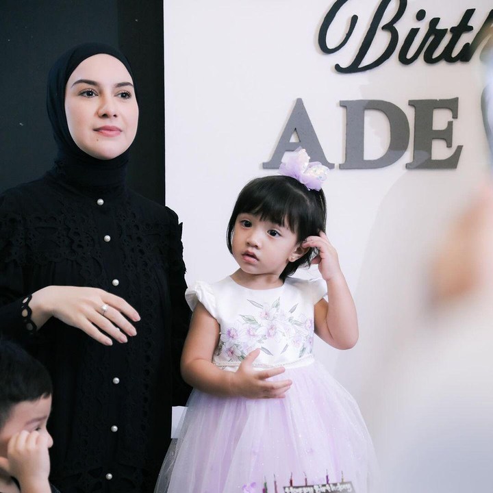 <p>Banyak netizen yang turut berbahagia dengan bertambahnya usia Amala nih, Bunda. Tidak sedikit dari mereka yang berdoa agar Amala tumbuh menjadi anak yang salihah, pintar, dan bahagia. (Foto: Instagram: @_irishbella_)</p>