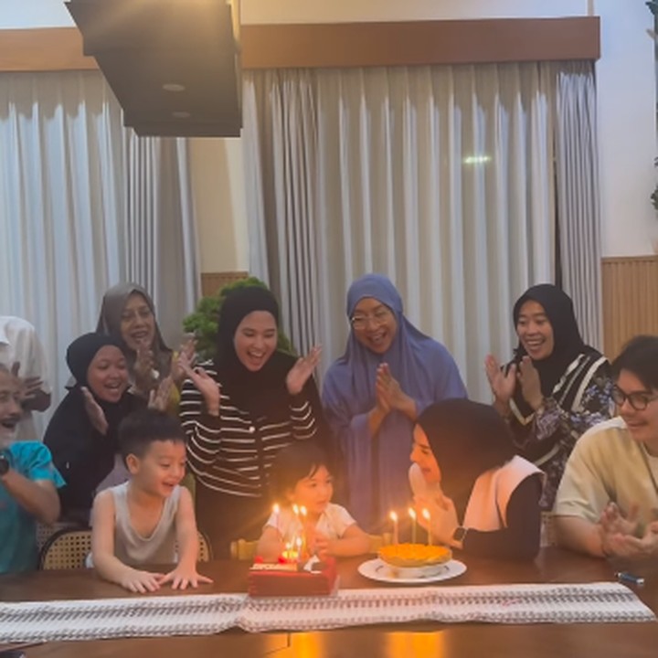 <p>Momen kebahagiaan ini dibagikan langsung oleh Irish pada laman Instagram-nya. Ia dan keluarga terlihat memberikan kue ulang tahun dan bernyanyi bersama untuk sang putri. (Foto: Instagram: @_irishbella_)</p>