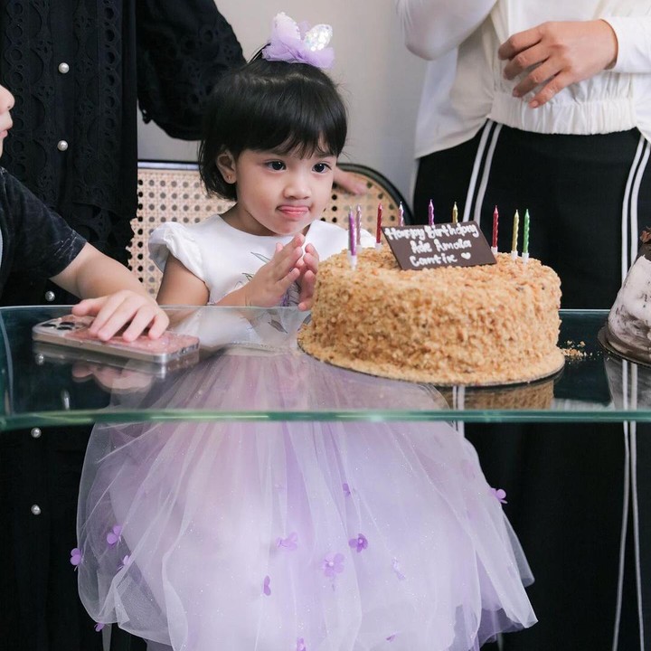 <p>"Kamu adalah setetes keajaiban yang telah memasuki hidupku. Kamu memberiku begitu banyak tujuan & kekuatan sehingga aku dapat bertahan menghadapi segala rintangan yang diberikan kehidupan kepadaku. Selamat ulang tahun gadis kecil Mommy, semoga kelak kamu menjadi wanita salihah, kuat, pintar, cantik fisik dan juga akhlaknya. Semoga Mommy dikasih umur panjang untuk bisa melihat kamu tumbuh dewasa, <em>love you so much</em>," tulis Irish Bella. (Foto: Instagram: @_irishbella_)</p>