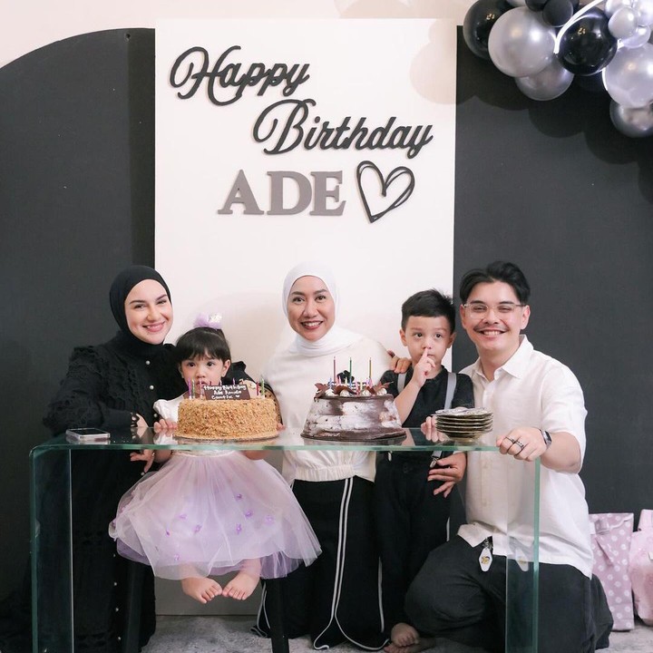 <p>Irish Bella dan keluarga turut merayakan ulang tahun Amala secara sederhana. Bertema hitam dan putih, Amala hadir dengan memesona mengenakan <em>dress</em> yang menggemaskan. (Foto: Instagram: @_irishbella_)</p>