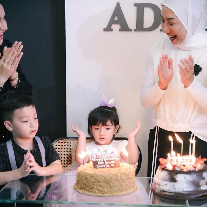 <p>"Selamat ulang tahun <em>baby</em> Amala. Semoga selalu sehat dan bahagia," ungkap seorang netizen. "<em>Barakallah</em> anak salihah tante. Sehat-sehat adek, main pintar makannya ya, Peluk jauh," doa netizen lainnya. (Foto: Instagram: @_irishbella_)</p>