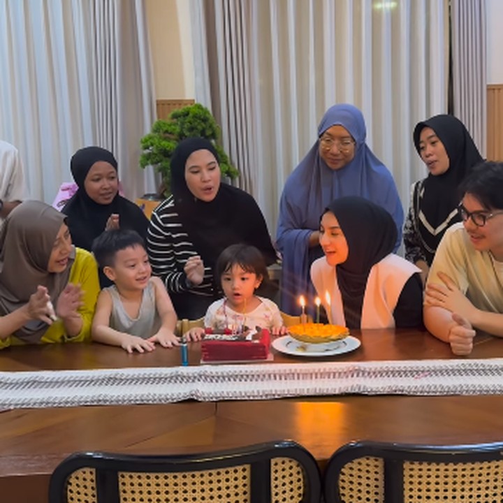 <p>Anak kedua Irish Bella, Amala Puti Sabai Akbar, baru saja berulang tahun, Bunda. Kini, Amala pun genap berusia dua tahun. (Foto: Instagram: @_irishbella_)</p>