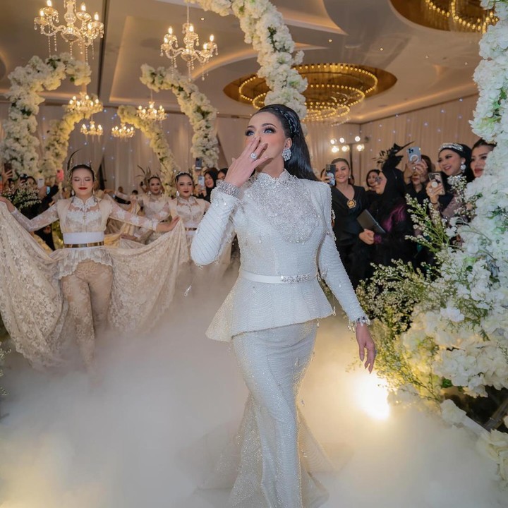 <p>Unggahan  Tasya dan Tasyi juga menuai beragam reaksi. Melalui kolom komentar, netizen memuji keduapesta perayaan yang keduanya buat dan memberikan ucapan pada Bunda Ala. "<em>Happy Birthday</em> ibu <em>online</em> aku, Bu Ala makin jayaaa," ujar salah satu netizen, @angelia****. (Foto: Instagram @tasyiiathasyia)<br /><br /><br /></p>