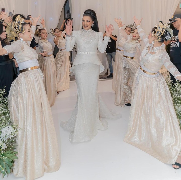 <p>Berbeda dengan Tasya, Tasyi justru merayakan ultah ibundannya dengan tema sebaliknya, yakni serba putih. "<em>DIAMOND OF THE SEASON you're beautiful like diamond in the sky indeed. MASYA ALLAH HAPPY BIRTHDAY MAMAHH YOU LOOK SO BEAUTIFUL</em>," tulis Tasyi sebagai caption. (Foto: Instagram @tasyiiathasyia)<br /><br /><br /></p>