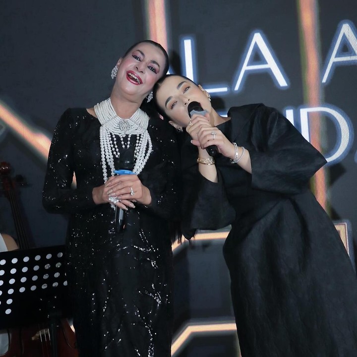 <p>Dari potret yang terlihat, pesta yang Tasya susun untuk sang ibunda tampak sangat meriah, ya? Selain itu, Bunda Ala juga tampak bahagia di tengah-tengah perayaan bertema glamor serba hitamnya.(Foto: Instagram @tasyafarasya)<br /><br /><br /></p>