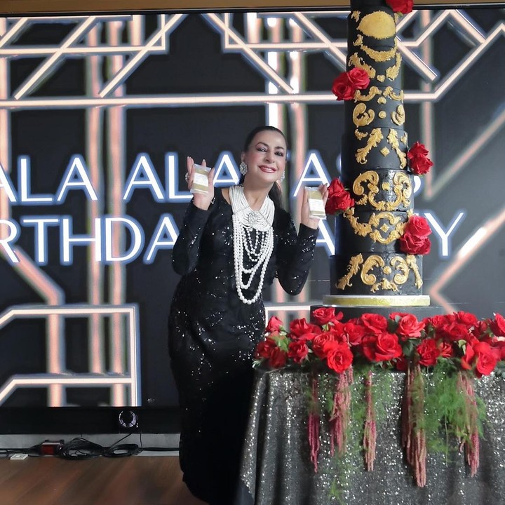 <p>Bersama Tasya, Bunda Ala dikejutkan dengan pesta glamor serba hitam. "<em>Today we celebrate you bu ala kuhhh!"</em> tulisnya, dikutip dari akun @tasyafarasya. (Foto: Instagram @tasyafarasya)<br /><br /><br /></p>