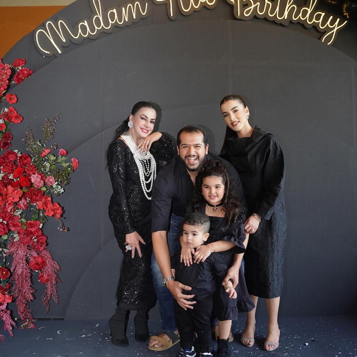 <p>Ibunda <em>influencer</em> Tasya Farasya dan Tasyi Athasyia, Alawiyah Alatas baru saja berulang tahun, Bunda. Momen pertambahan usia tersebut dirayakan oleh putri-putrinya secara terpisah. (Foto: Instagram @tasyafarasya)<br /><br /><br /></p>