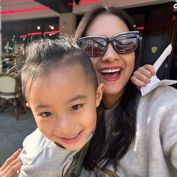 <p>"Menikmati setiap momen bersama putraku," tulis Rini pada salah satu unggahan dengan emotikon hati dan pelukan. (Foto: Instagram: @riniyulianti)</p>