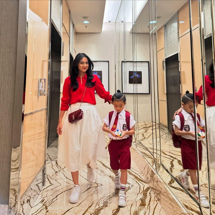 <p>"Xavi senyumnya kayak Omma ya, manis," ungkap seorang netizen dengan emotikon hati. "Xavi gantengnya <em>MasyaAllah</em>," kata netizen lainnya. (Foto: Instagram: @riniyulianti)</p>
