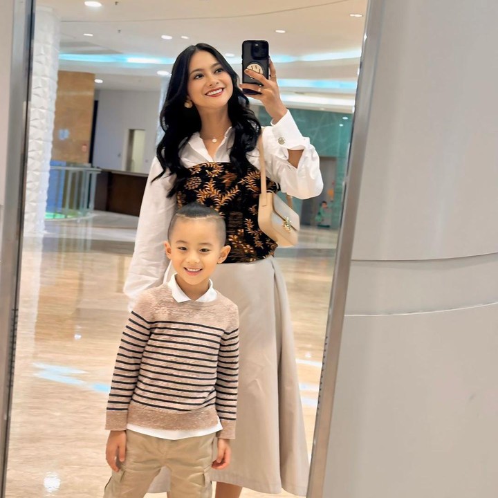 <p>Melihat dari laman Instagram-nya, Rini kerap mengunggah kebersamaannya dengan sang putra. Terlihat keduanya sangat hobi traveling, Bunda. (Foto: Instagram: @riniyulianti)</p>