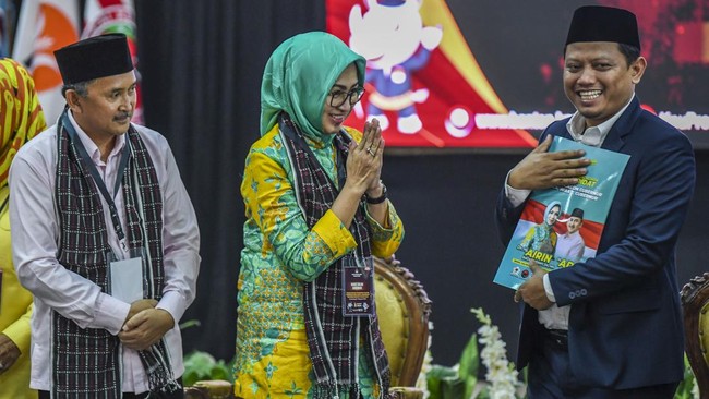 Ketua Umum PDIP Megawati Soekarnoputri dan Ketua Umum Partai Golkar Bahlil Lahadalia diplot sebagai juru kampanye pasangan Airin-Ade di Pilgub Banten.
