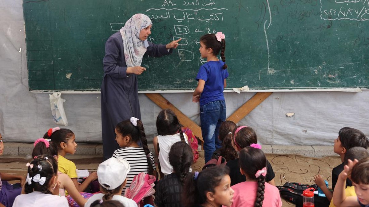 FOTO: Semangat Anak-anak Palestina Belajar di Tenda Pengungsian Gaza
