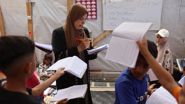 FOTO: Semangat Anak-anak Palestina Belajar di Tenda Pengungsian Gaza