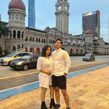 Beda 19 Tahun, 7 Potret Gaya Pacaran Anisa Bahar dengan Kekasih Berondong