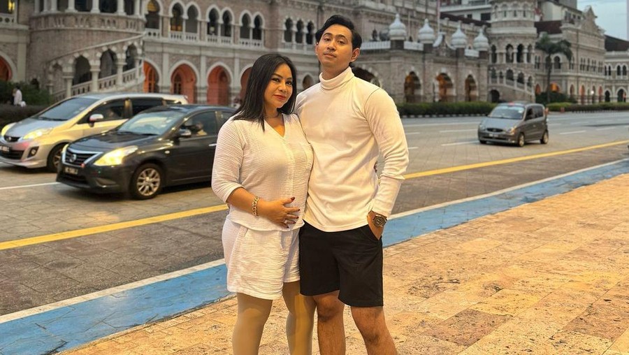 Anisa Bahar dan Kekasih Berondong Anisa Bahar dan Kekasih Berondong
