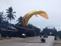 Masalah Mesin, 4 Atlet Paramotor PON XXI Mendarat Darurat di Jalanan Aceh