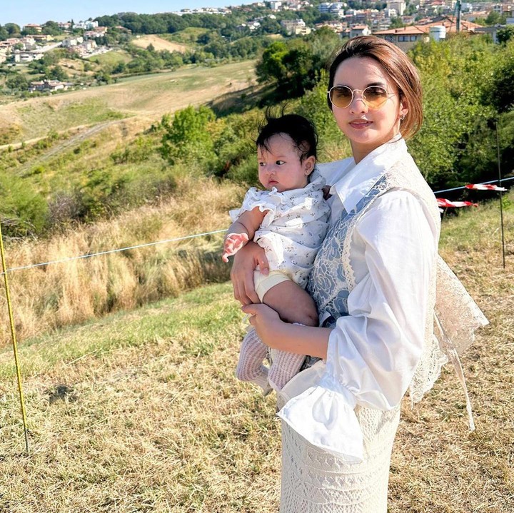 <p>"<em>Momma traveler era</em>. Traveling sambil memastikan menyusui, <em>hygiene</em> bayi, kelola kalau bayi mengantuk dan lapar dan tetap usahain OOTD & <em>makeup</em> bisa <em>on</em> di saat bersamaan. Jujur memang bahkan lebih capek dari zaman aku <em>backpacker</em>-an sekalipun. Tapi sebanding sama <em>happy</em>-nya," paparnya. (Foto: Instagram: @sabrinaanggraini)</p>