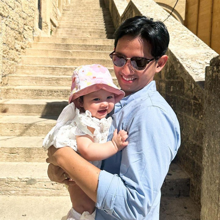 <p>Sabrina menyebutkan bahwa kini dirinya tengah berada di era traveling sambil membawa Si Kecil. Sabrina pun harus memastikan untuk menjaga kebersihan sang bayi, mengelola ketika bayinya lapar dan mengantuk, tetapi tetap mengusahakan tampil <em>stunning</em>. (Foto: Instagram: @sabrinaanggraini)</p>