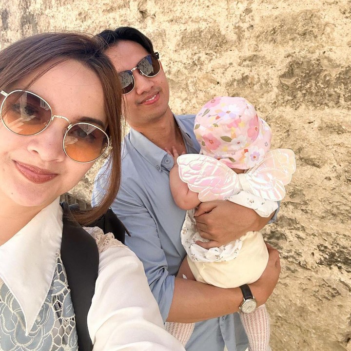 <p>Pada unggahan lainnya, terlihat Baby Launa mengenakan topi bermotif bunga. Tidak hanya itu, Launa juga memakai sayap warna merah muda, lho. OOTD Launa ini mencuri perhatian <em>followers</em> lantaran membuatnya terlihat begitu menggemaskan. (Foto: Instagram: @sabrinaanggraini)</p>