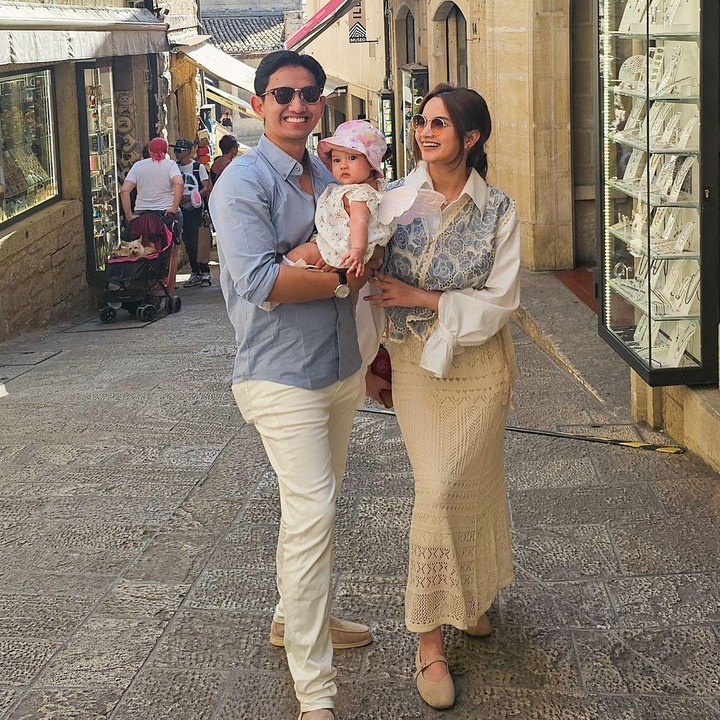 <p>Sabrina Anggaraini tengah berlibur ke San Marino, Eropa, Bunda. Tidak sendirian, ia pun pergi bersama sang suami, Belva Devara, dan anaknya, Launa Alima Syahila Devara. (Foto: Instagram: @sabrinaanggraini)</p>
