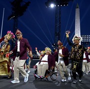 Atlet Tanah Air Kenakan Busana IKAT Indonesia di Pembukaan Paralimpiade Paris 2024