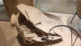 Bocah Pecahkan Guci Antik Berusia 3.500 Tahun di Museum