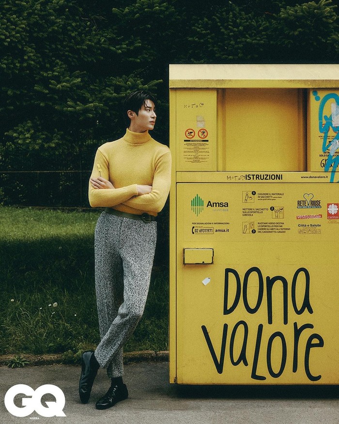 Byeon Woo Seok bahkan seolah masih ingin mengingat banyak hal tentang drama 'Lovely Runner' dengan mengenakan pakaian kuning yang serasi dengan celana abu-abu sehingga terlihat memesona dalam visual paripurnanya./ Foto: instagram.com/gq_korea