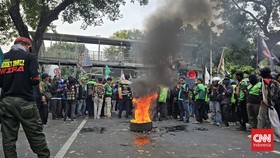 Demo Ojol Memanas, Massa Bakar Ban hingga Lempar Petasan