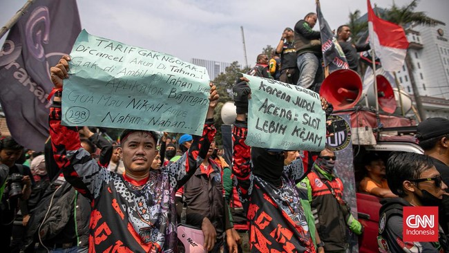 Koalisi Ojol Nasional (KON) minta Kemenkominfo menetapkan batas tarif bawah kurir makanan dan barang agar perusahaan tidak memutuskan secara sepihak.