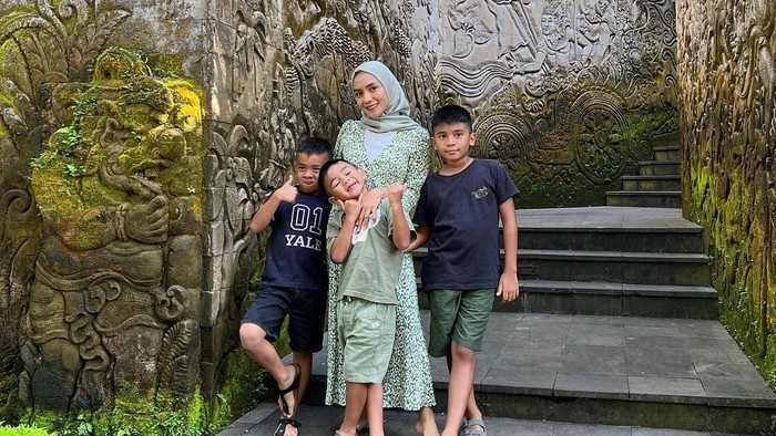 Enno Lerian Larang Anak Main Handphone