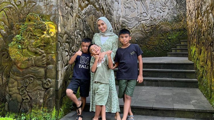 Enno Lerian Larang Anak Main Handphone
