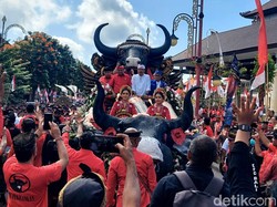 Agus Mahayastra-Gung Mayun Naik Banteng Saat Daftar ke KPU Gianyar