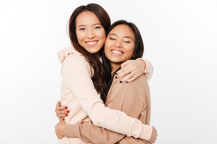 Perempuan tangguh menunjukkan rasa empati. Mereka lebih bisa mengerti perasaan orang lain dan loyal.