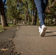 Ketahui Durasi yang Baik Saat Berjalan Kaki untuk Menghempas Perut Buncit