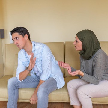 3 Cara Menyikapi Pasangan yang Tidak Terbuka dalam Komunikasi Denganmu