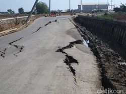 Lapor Lur! Jalan Tambat Juwana Pati Retak-Amblas