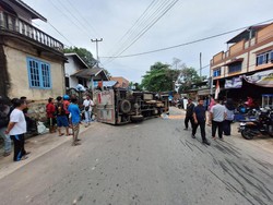 Hilang Kendali, Mobil Boks Tabrak Kendaraan Sedang Parkir di Tanjungpinang