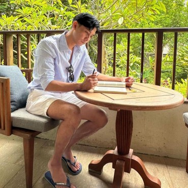 Tyna Dwi Jayanti Asyik Liburan Bareng Pacar, 7 Potret Kenang Mirdad Betah Menduda