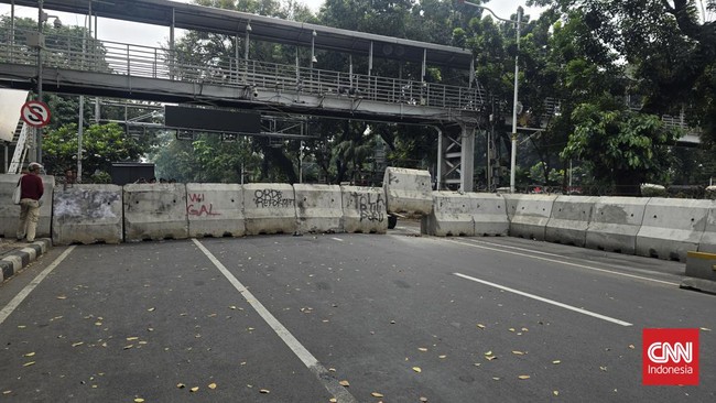 Ruas Jalan Medan Merdeka Barat arah Istana Negara, Jakarta Pusat, ditutup menjelang unjuk rasa nan digelar pengemudi ojek online.