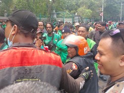 Kena Sweeping, Driver Ojol Lagi Narik Diminta Ikut Demo atau Balik Jaket
