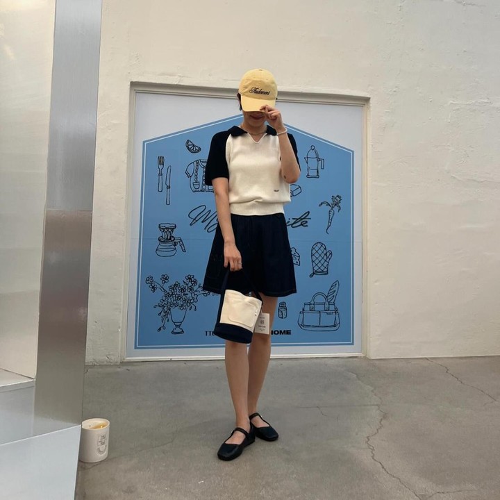 <p>Nam Ji Hyun juga terlihat modis saat memakai <em>polo shirt</em> yang dipadukan bersama<em> mini skirt.</em> Ia memakai alas kaki <em>ballerina flats</em> dan melengkapi penampilannya dengan topi serta <em>handbag.</em> (Foto: Instagram @hyuniiiiiii_95917)</p>