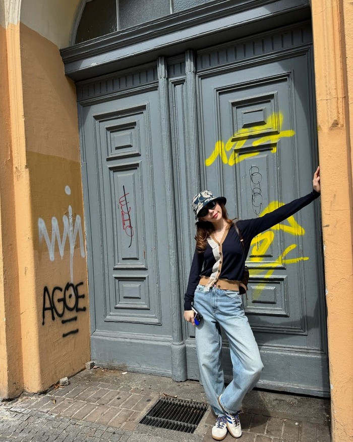 Outfit travelling Taeyeon selanjutnya adalah memadukan cardigan dengan detail unik dari Maison Margiela, celana denim, serta sepatu kets yang nyaman. / Foto: Elle Korea