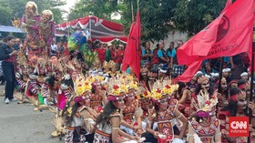 Meriah Parade Budaya Iringi Koster-Giri Daftar Pilkada Bali 2024