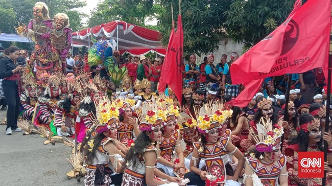 Pasangan calon gubernur dan wakil gubernur Bali, Wayan Koster dan I Nyoman Giri Prasta (Koster-Giri) diarak parade budaya saat mendaftar ke KPUD Bali.